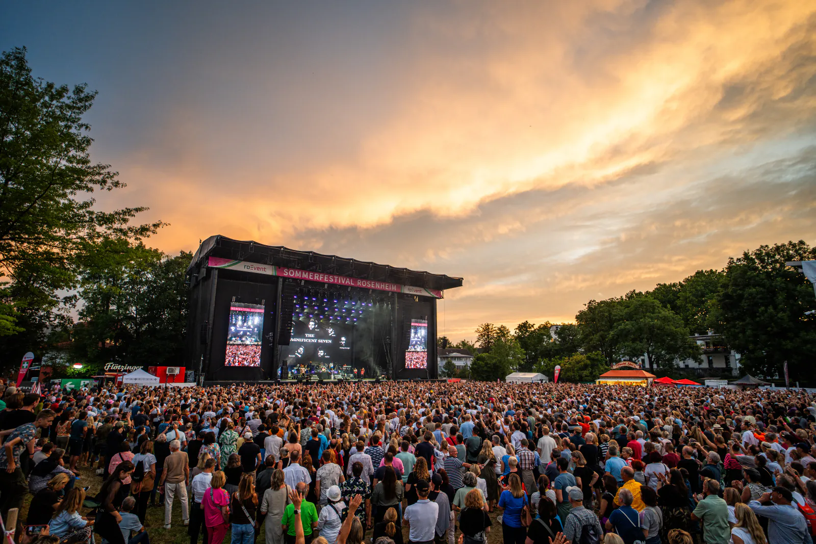 Sommerfestival Rosenheim 2026, Hauptbühne mit Publikum bei Sonnenuntergang