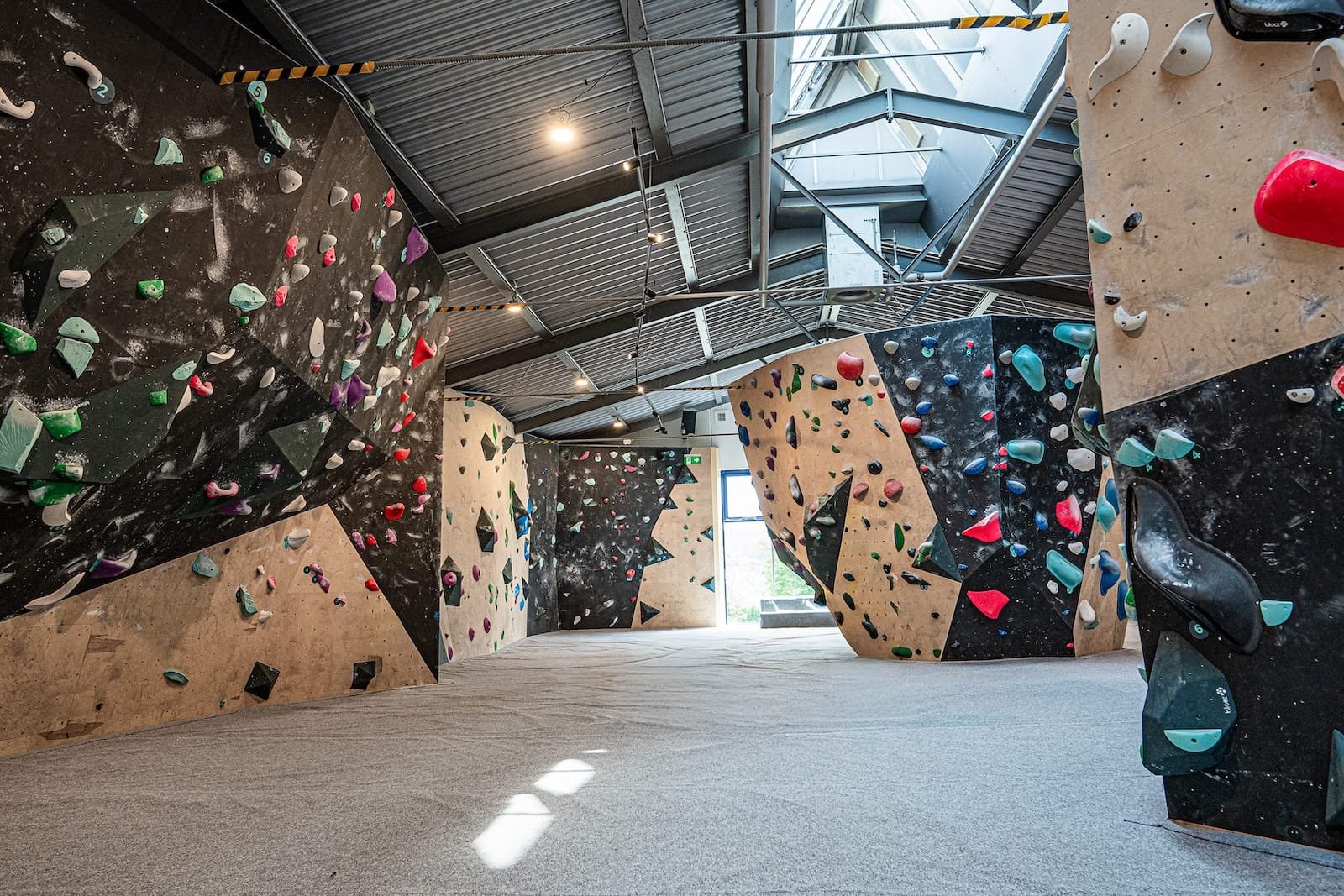 Boulderhalle mit Tageslicht, Interiorfotografie