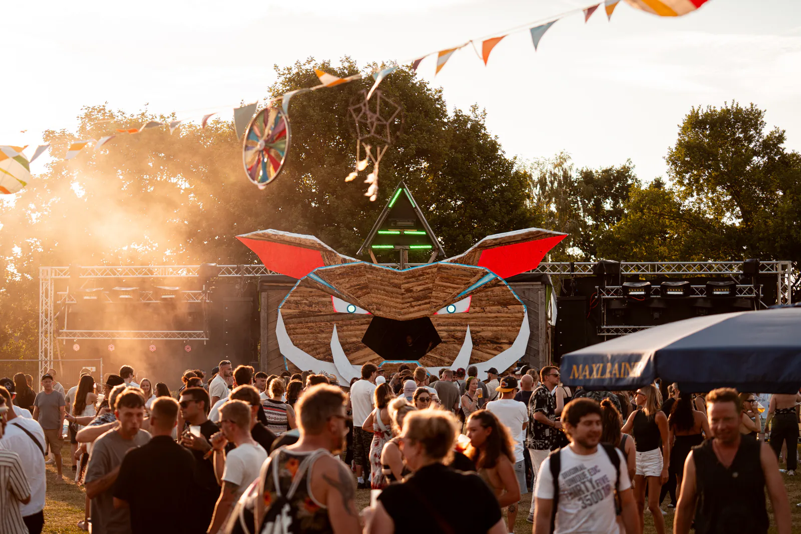 Zauberwald Festival 2026 in Hohenthann, Hauptbühne mit Tierkopf-Bühnenbild im Gegenlicht