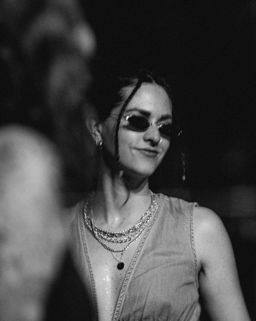 Schwarzweiß-Portrait einer Frau mit Sonnenbrille