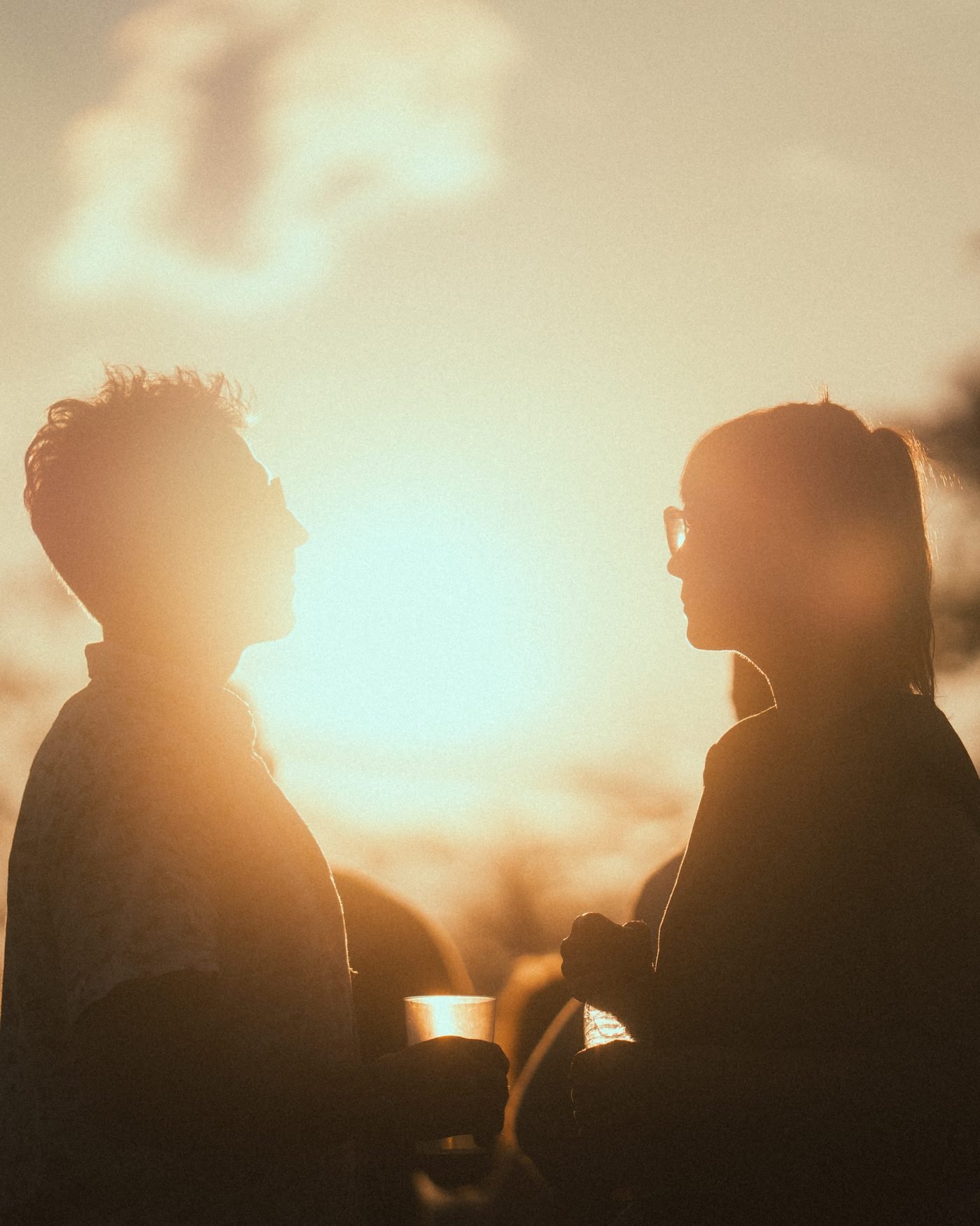 Paar im Gegenlicht bei Sonnenuntergang