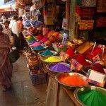 Farben für Holi auf einem Markt in Mysore. Quelle: http://de.wikipedia.org/wiki/Holi